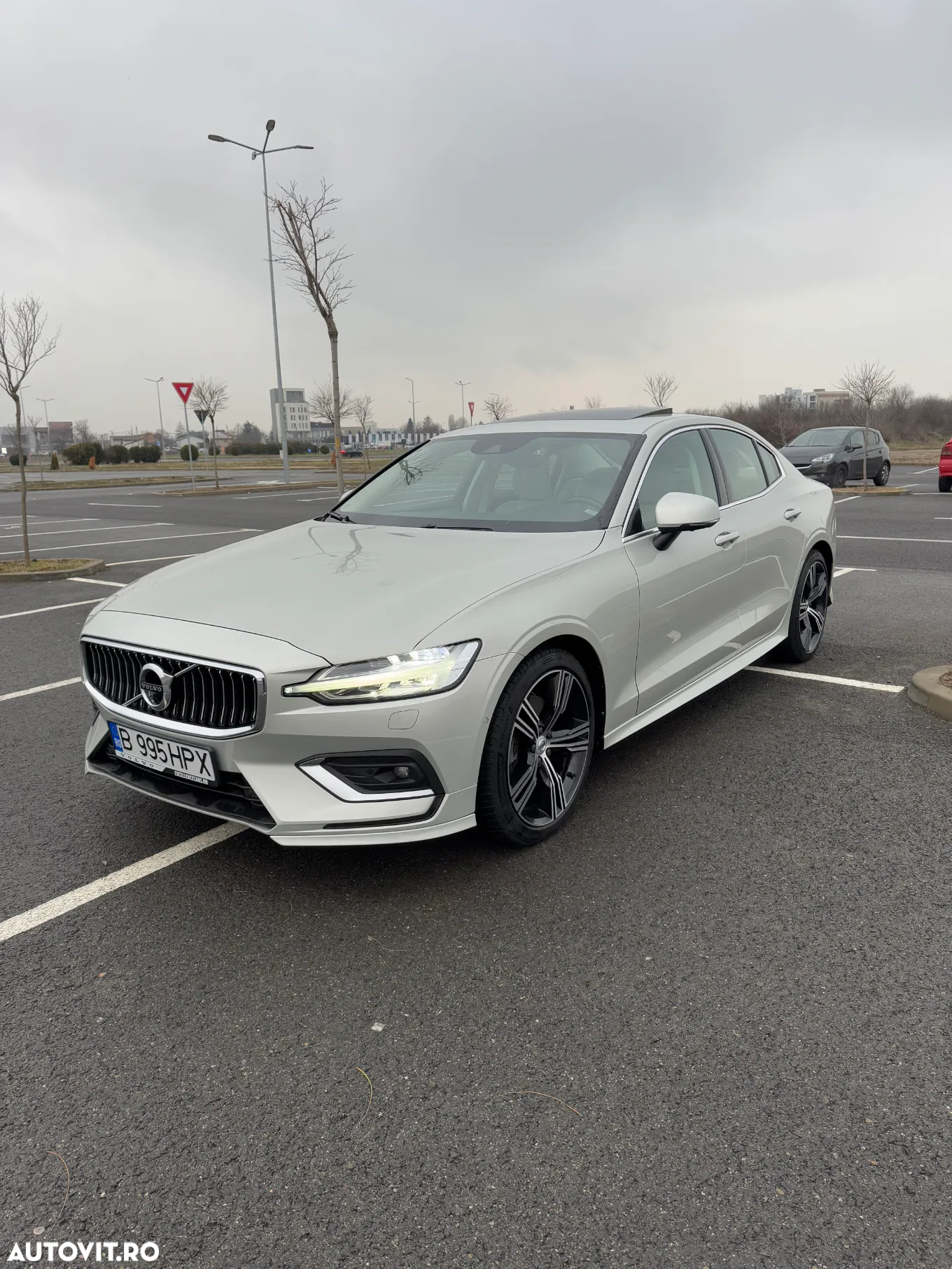 Volvo S60 B4 MHEV AT Plus Dark - 5