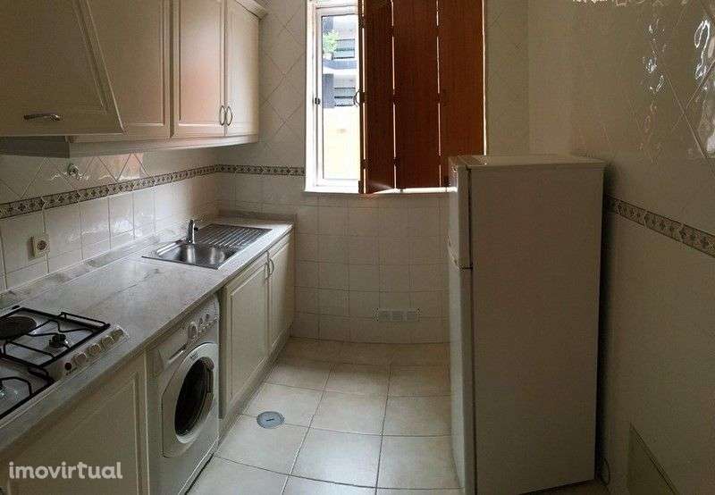 Apartamento T1 com Lg de garagem - Universidade - Grande imagem: 2/8