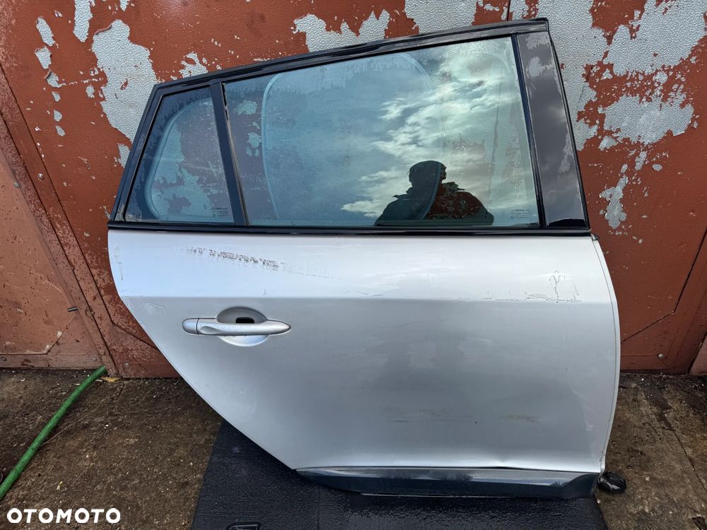 Drzwi prawe Renault Megane III KOMBI tył OE - 1