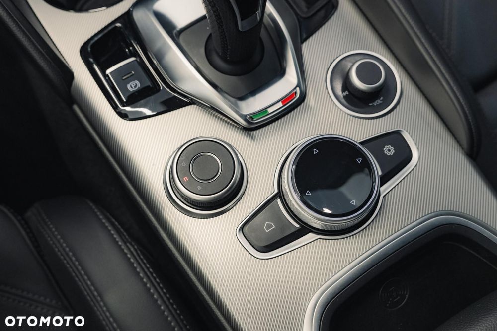 Alfa Romeo Giulia 2.0 Turbo Veloce Q4 - 24
