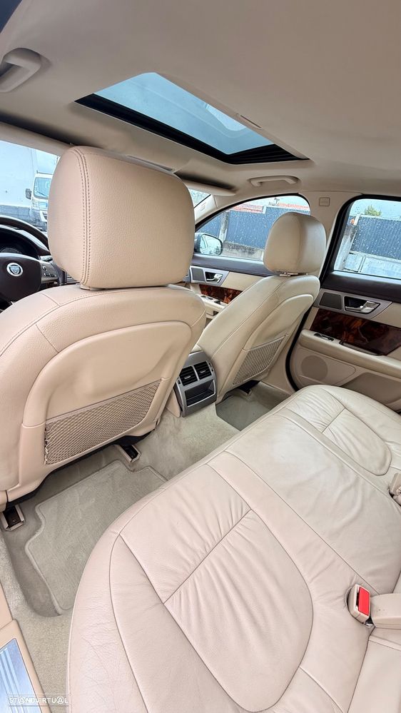 Jaguar XF 2.7 D V6 Premium Luxury - 17