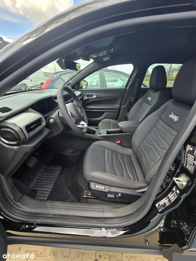 Jeep Avenger 1.2 T3 mHEV Black Edition FWD eDCT6 - 11