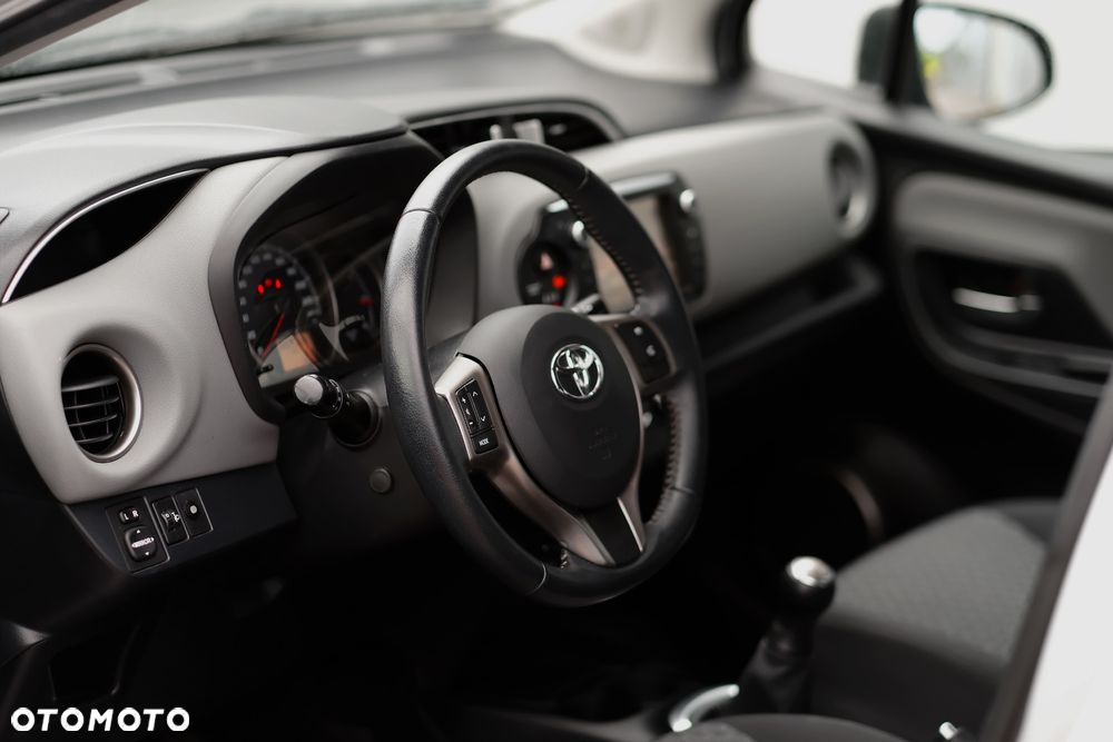 Toyota Yaris 1.0 Premium EU6 - 17