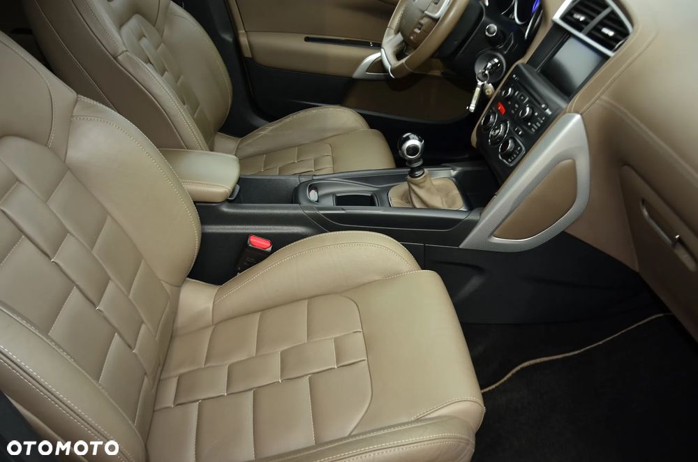 Citroën DS4 e-HDi 115 SoChic - 23