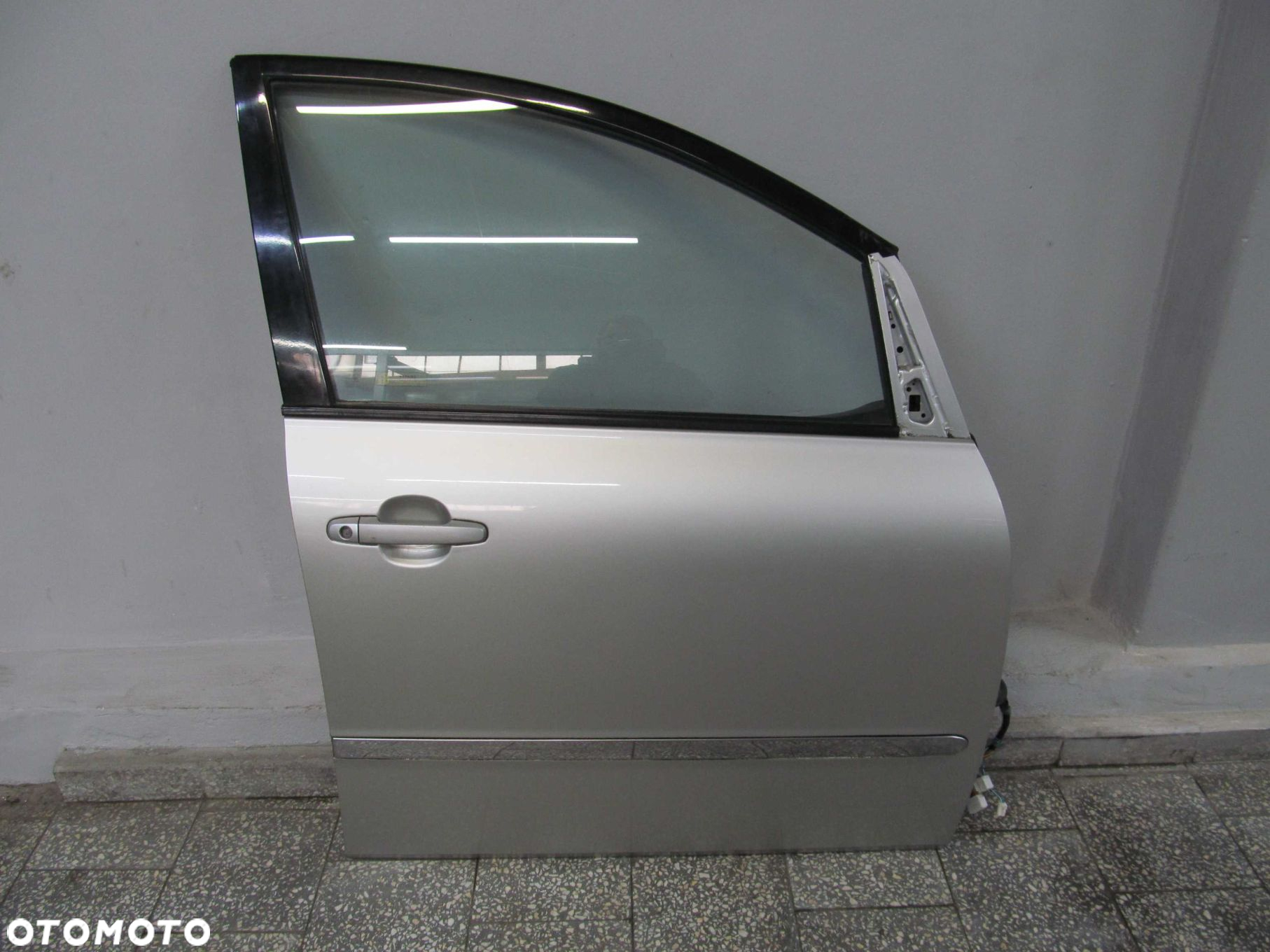 TOYOTA AVENSIS VERSO DRZWI PRAWY PRZOD KPL 1C0 01-06 - 10
