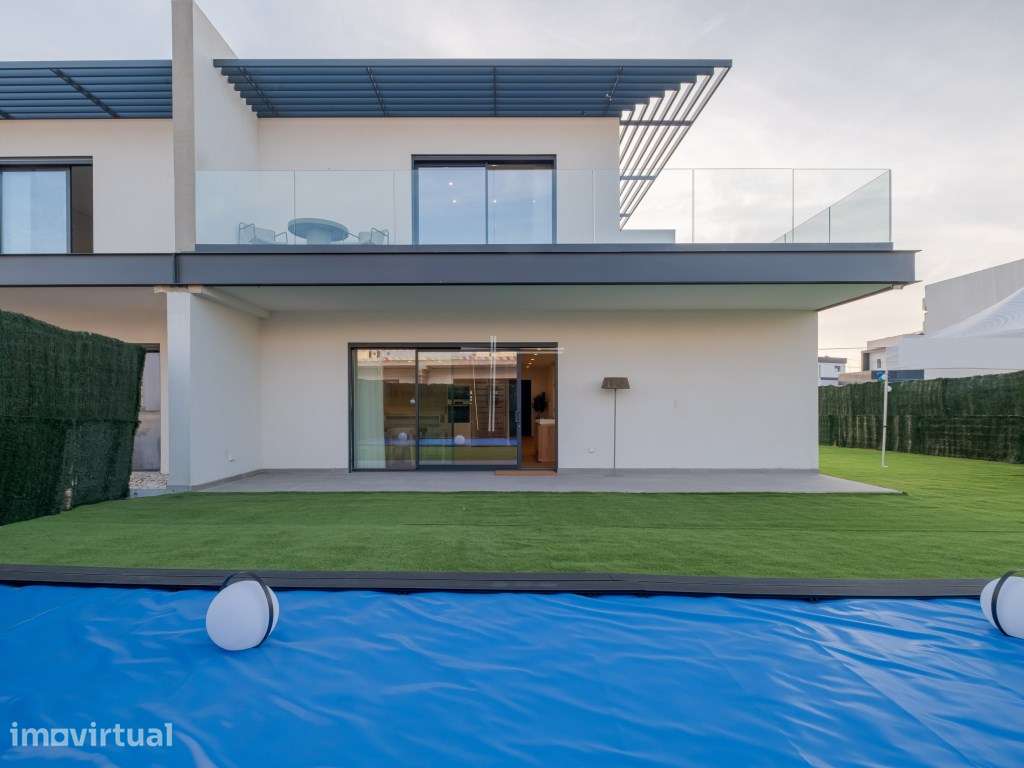 Moradia geminada T3 de arquitetura contemporânea, com garagem e pis... - Grande imagem: 4/37