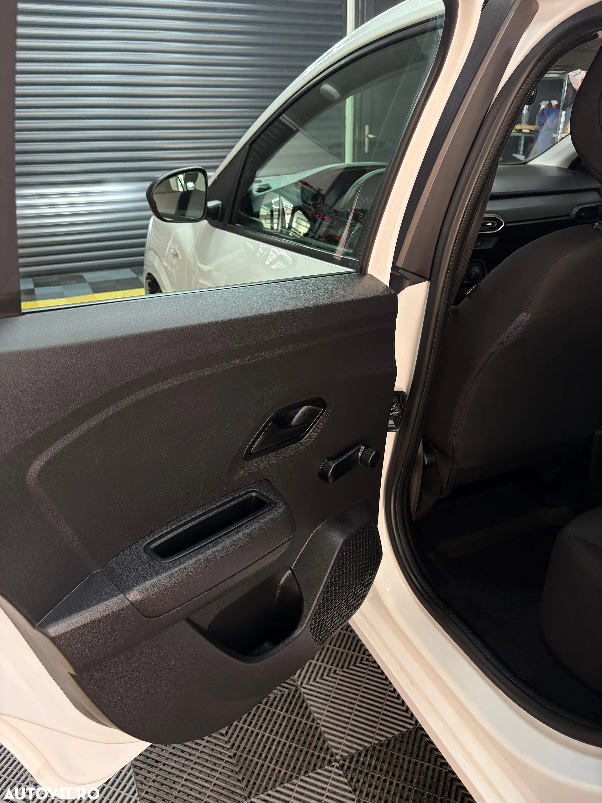 Dacia Logan TCe 90 Essential - 15