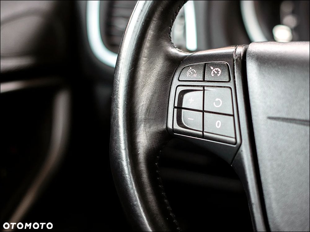 Volvo V40 Cross Country - 18