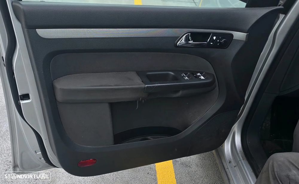 VW Touran 2.0 Gasolina de 2006 - VIATURA PARA PEÇAS - 11