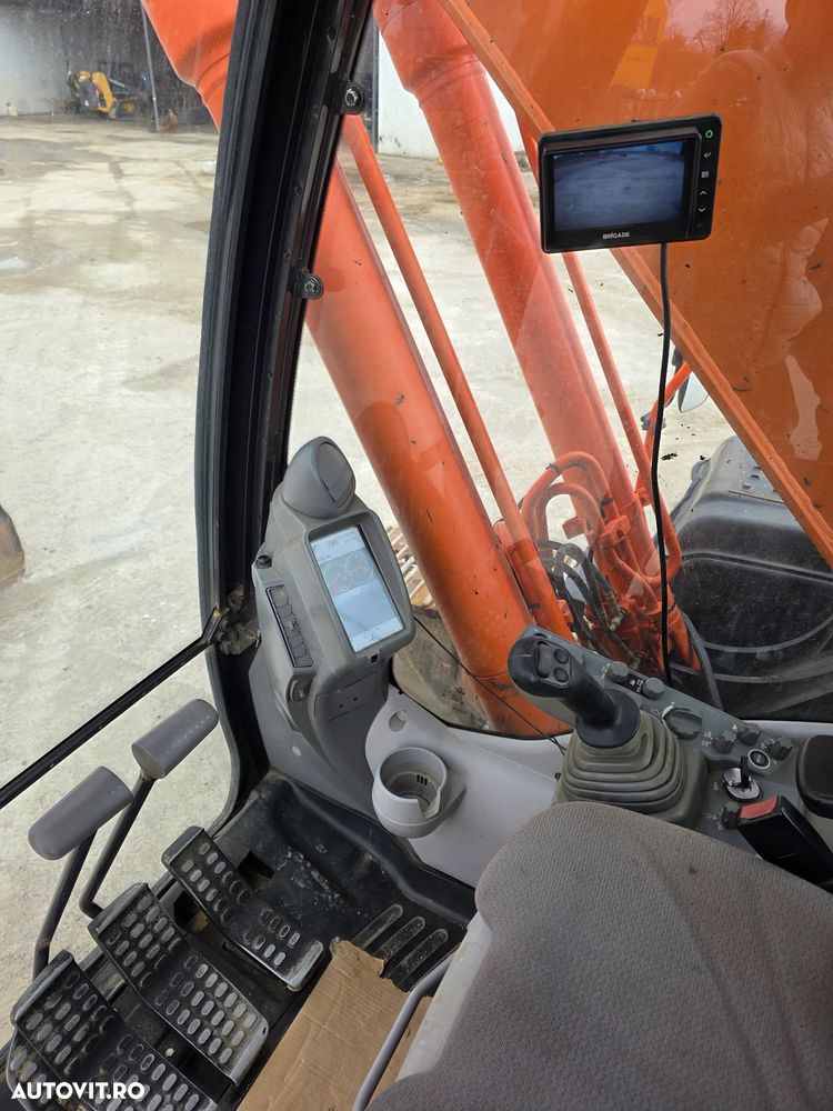Hitachi ZX 210 LC excavator pe senile compact deporte. - 4