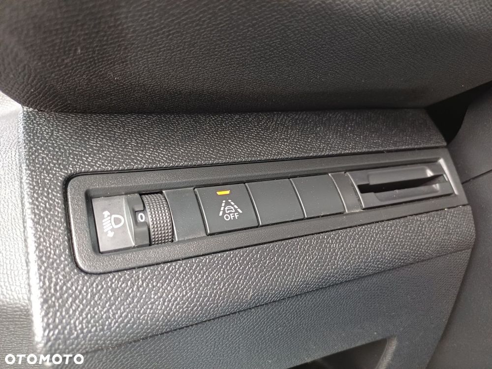 Peugeot 3008 1.5 BlueHDi Allure Pack S&S EAT8 - 26