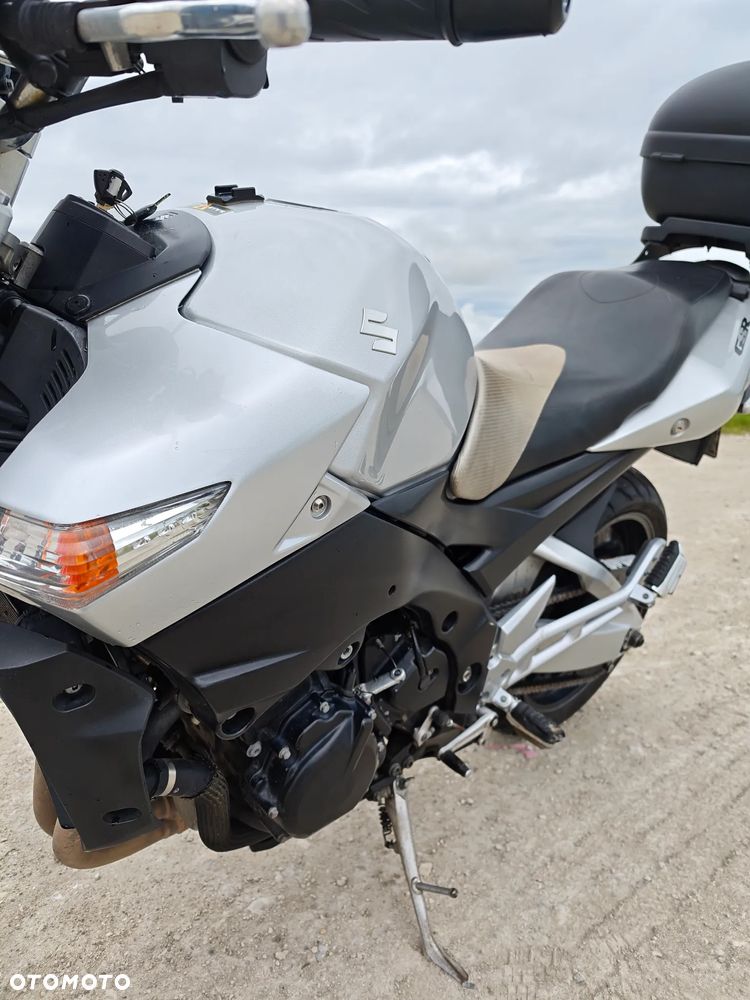 Suzuki GSR - 10