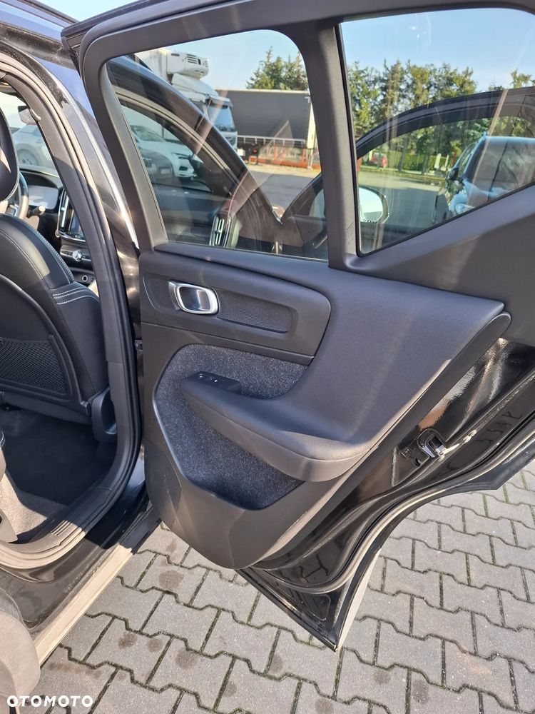 Volvo XC40 zderzak tyl kod lakieru 019 - 33