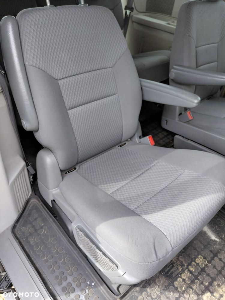 Chrysler Town & Country - 16