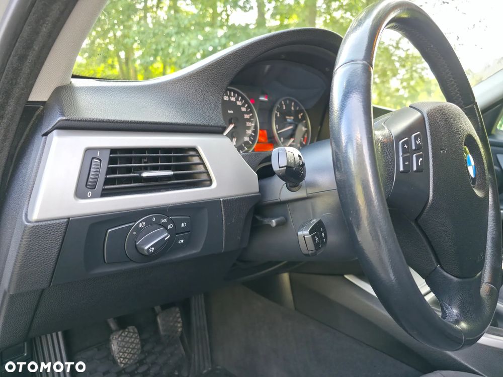 BMW Seria 3 318i Touring - 16