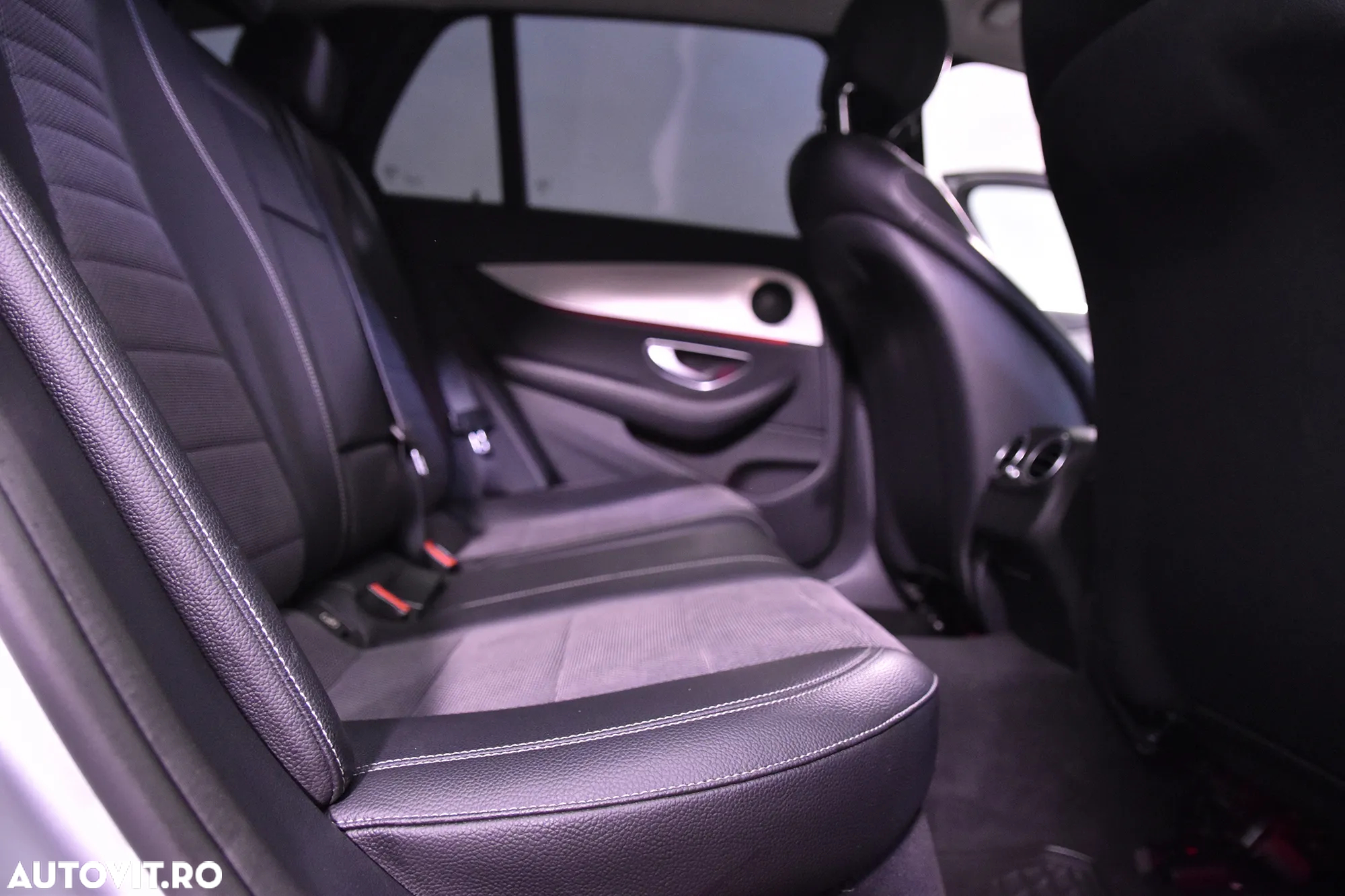 Mercedes-Benz E 220 d 4Matic T 9G-TRONIC - 12