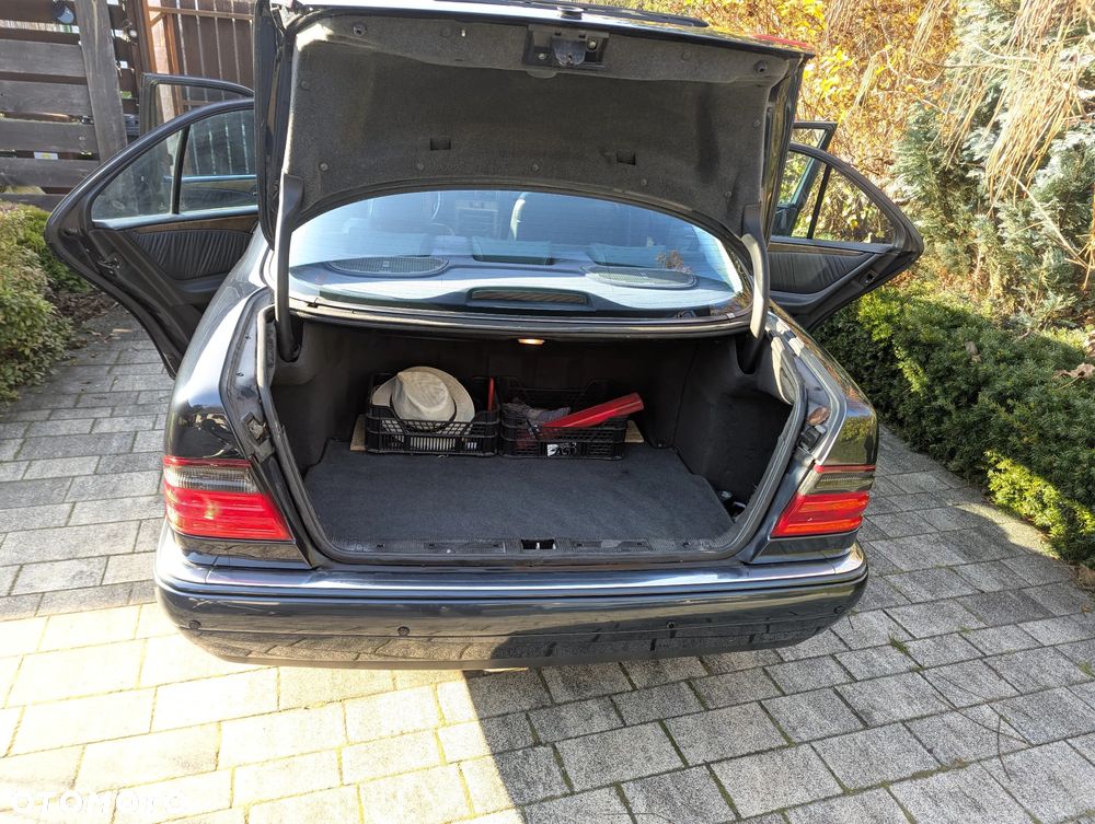 Mercedes-Benz Klasa E 250 TD Avantgarde - 11