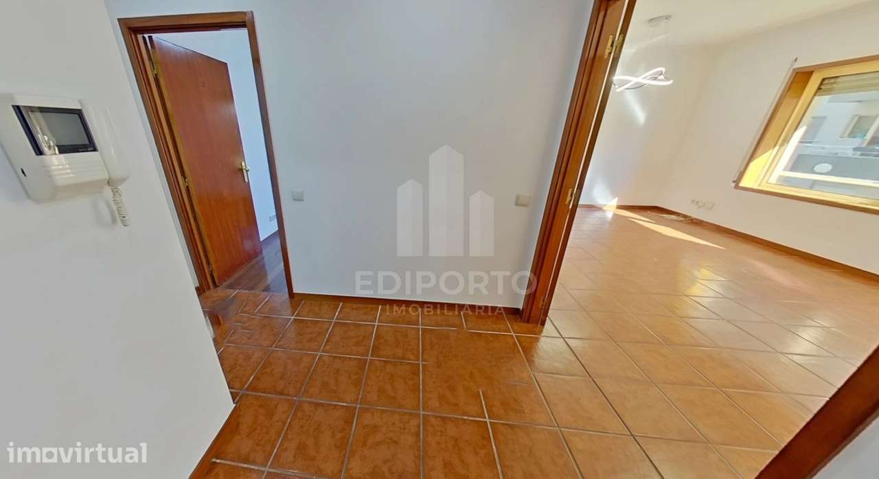Apartamento T2 de 2 Frentes Totalmente Renovado com Lugar de Garagem – - Grande imagem: 3/27