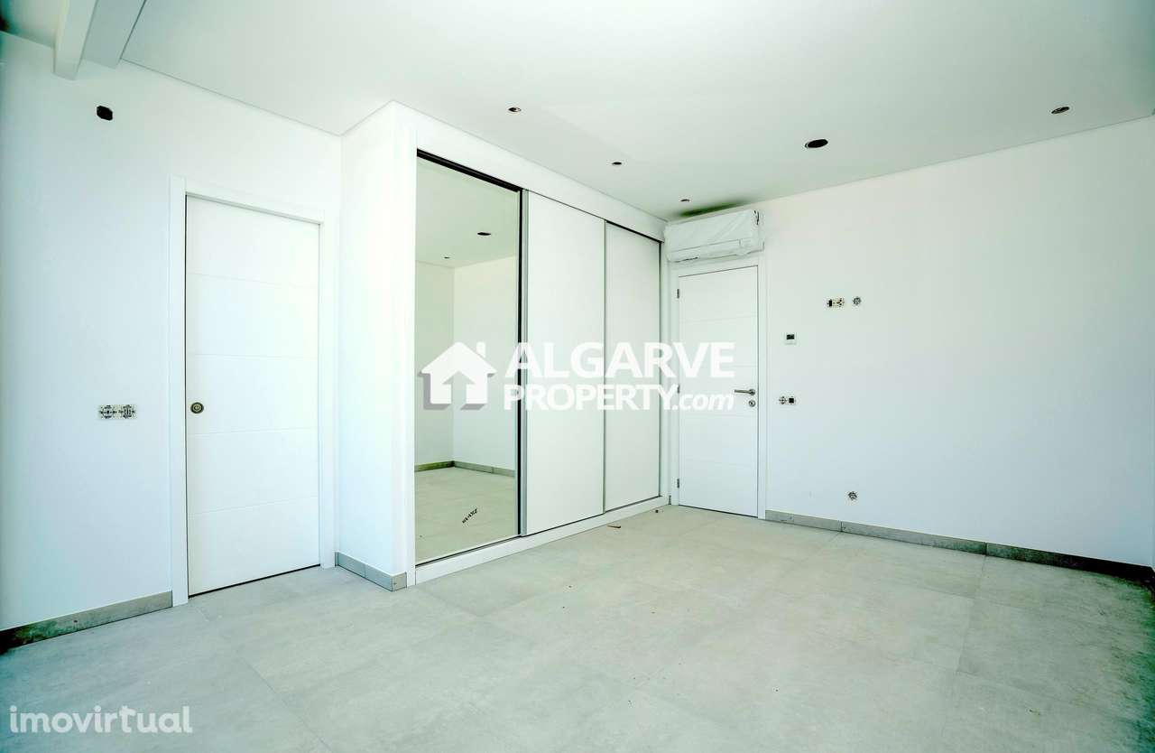 Moradia V4 de estilo contemporâneo a estrear perto da Praia em Albufei - Grande imagem: 5/47