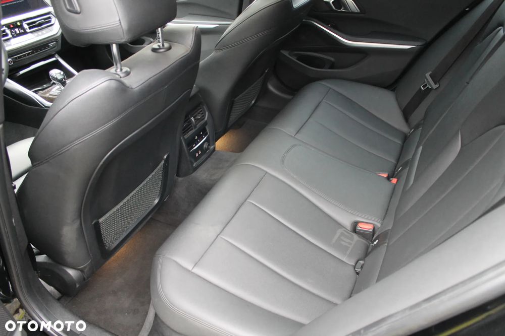 BMW Seria 3 330i - 16