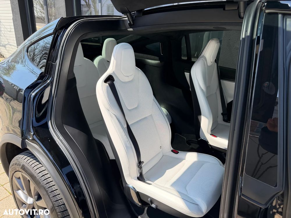 Tesla Model X - 15