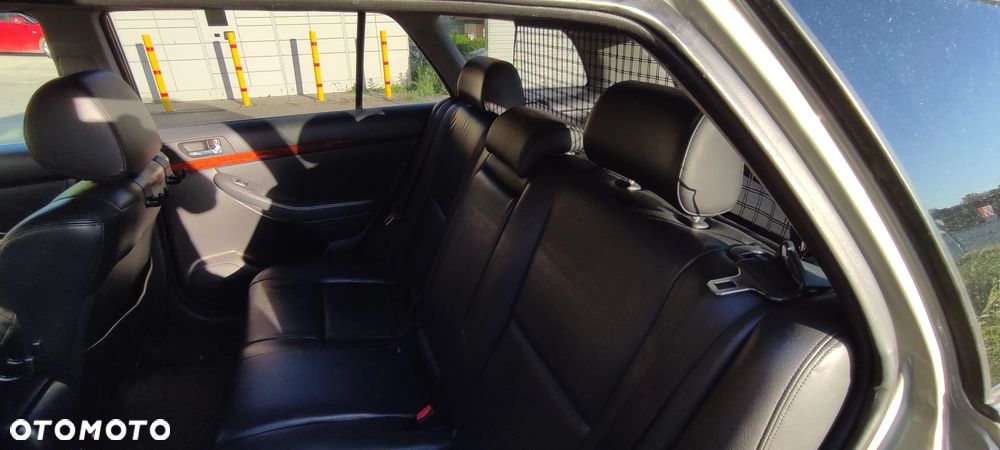 Toyota Avensis 2.0 VVT-i High - 15