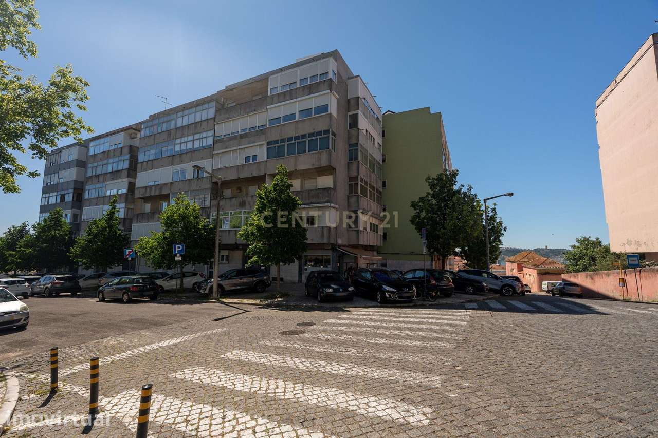 Apartamento de tipologia T2, com 2 varandas e arrecadação, localizado - Grande imagem: 3/40