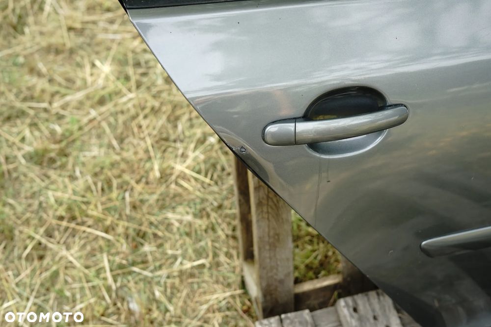 Drzwi tył tylne prawe VW Golf V 5d HB LA7T - 2