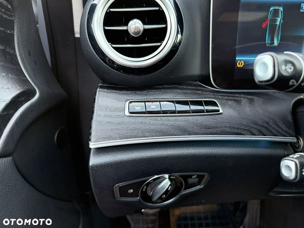 Mercedes-Benz Klasa E 400 4-Matic 9G-TRONIC - 16