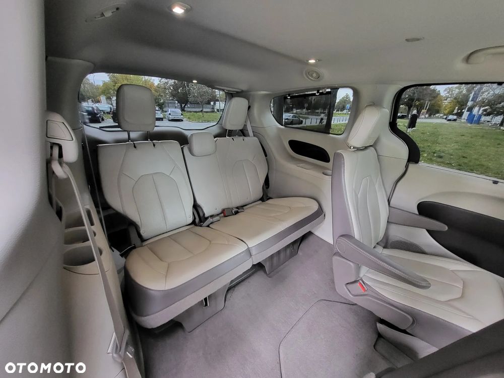 Chrysler Pacifica - 32