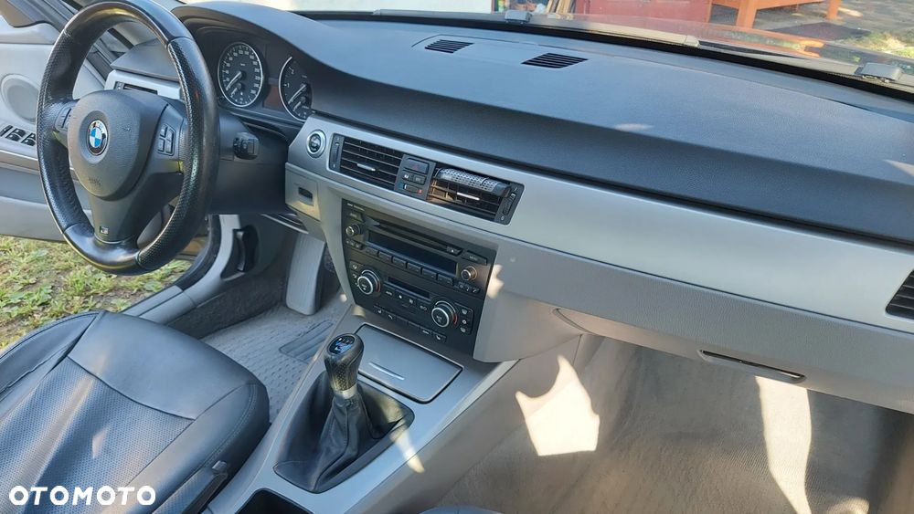 BMW Seria 3 318i - 23