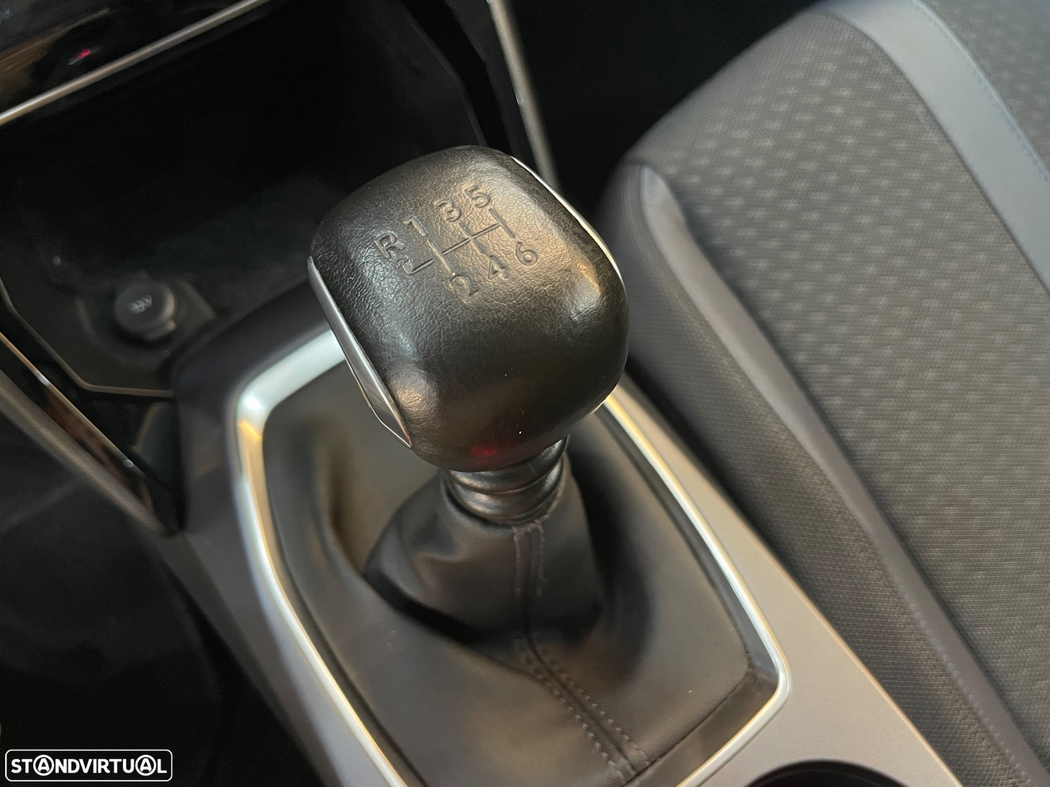 Peugeot 2008 1.2 PureTech Allure - 19
