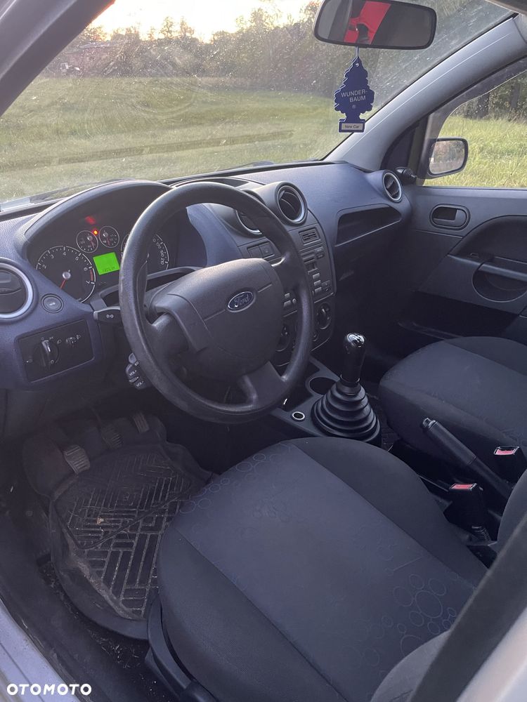 Ford Fiesta 2006 photo 4