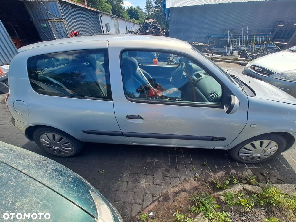Renault Clio II (03-06r.) 1.5 DCI 81KM. Silnik K9K 702 - D283258 Skrzynia JC5 128 - C192478 lakier MV632 - GREY BOREAL BC.Cały na części.GWARANCJA !!! Przód Tył Zestaw Komplet Drzwi Klapa Zderzak Błotnik Maska Grill Atrapa Szyba Pas Lampa Lusterko Boczki Fotel Kanapa Kokpit Deska Rozdzielcza Przełącznik Włącznik Sterownik Przewody Wiązka Instalacja Moduł Komputer Czujnik Listwa Pompa Alternator Wtryski Głowica Rozrusznik Kompresor Sprzęgło Dwumas Silnik Skrzynia ABS Klimatyzacji Paliwa Wspomagania Kolektor Turbina Przepustnica Zawór Chłodnica Koło Hak Belka Sanki Zawieszenie Mcpherson Półoś Amortyzator Wydech Tłumik Zacisk Most - 3