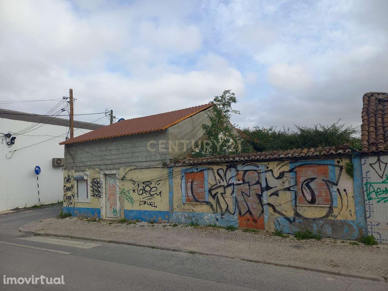 Lote com 3 moradias  - 2 moradias T1 e 1 moradia T2 para reconstrução - Grande imagem: 3/19