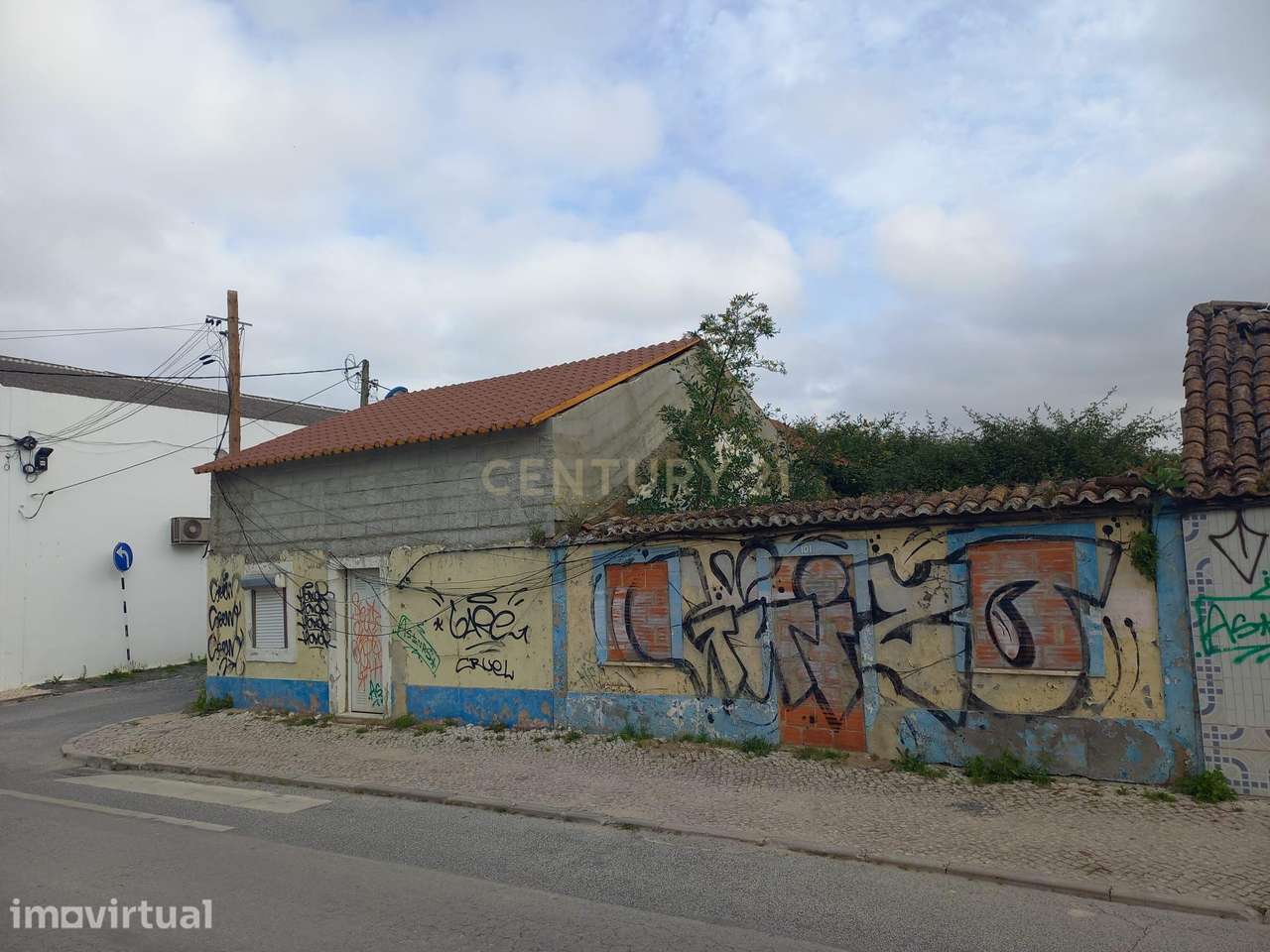 Lote com 3 moradias  - 2 moradias T1 e 1 moradia T2 para reconstrução - Grande imagem: 3/19
