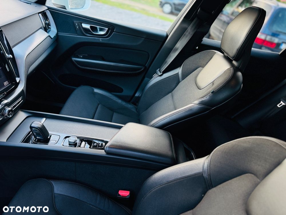 Volvo XC 60 B4 D AWD Geartronic Momentum Pro - 8