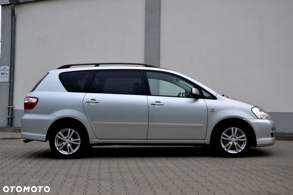 Toyota Avensis Verso 2.0 - 9
