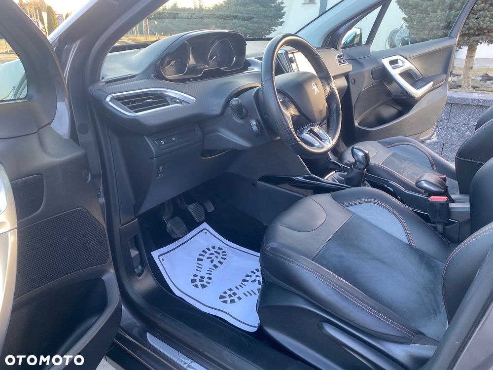 Peugeot 2008 1.2 Pure Tech Allure S&S - 21
