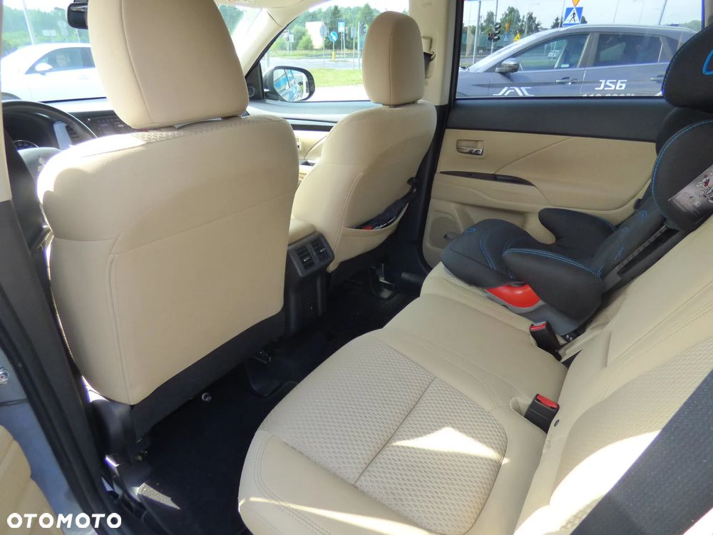 Mitsubishi Outlander - 23
