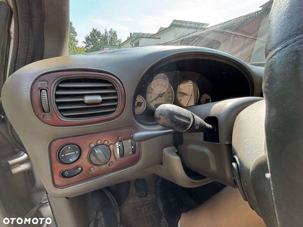 Chrysler Grand Voyager - 32