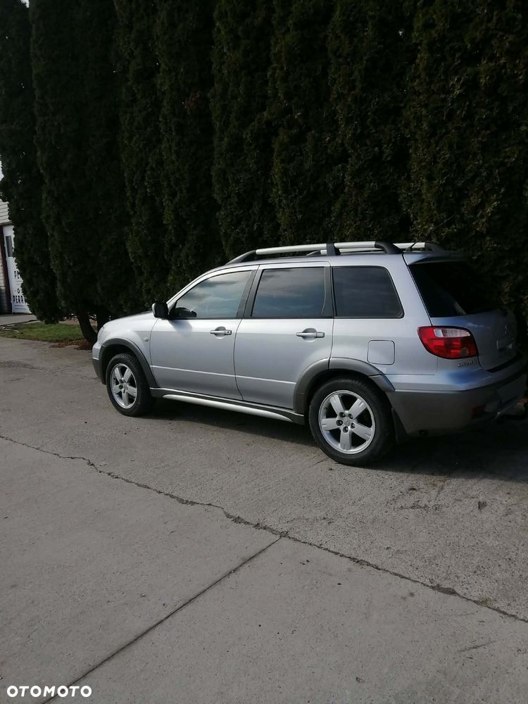 Mitsubishi Outlander - 2