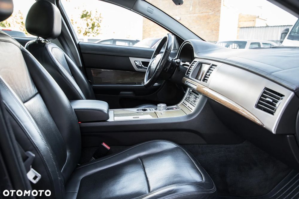Jaguar XF 4.2 Super V8 - 16