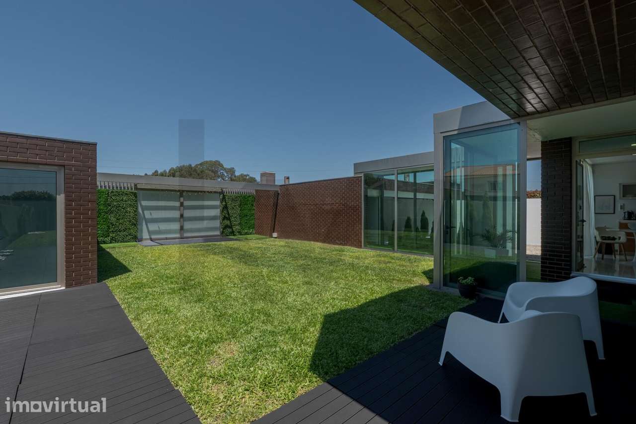 Moradia de Prestígio 4 frentes com grande jardim e salão de eventos em - Grande imagem: 4/60