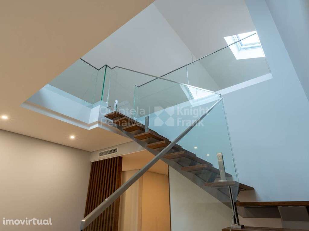 Apartamento T3+1 com varandas e estacionamento em Carcavelos - Grande imagem: 3/37