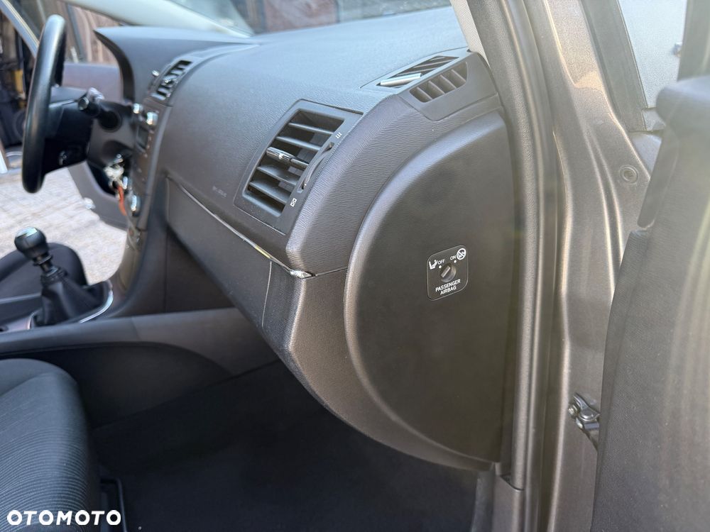 Toyota Avensis 1.8 Comfort - 25