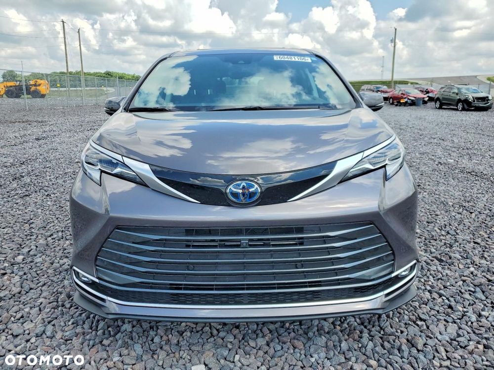 Toyota Sienna - 5