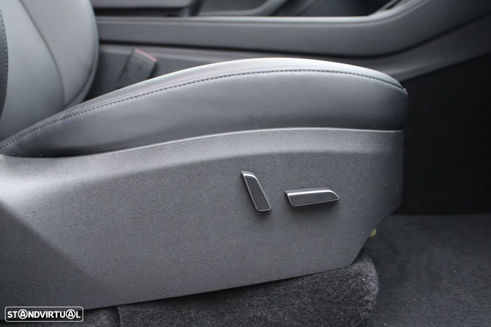 Tesla Model Y Long Range Dual Motor AWD - 28