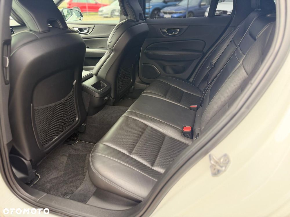 Volvo V60 D4 AWD Geartronic R-Design - 35