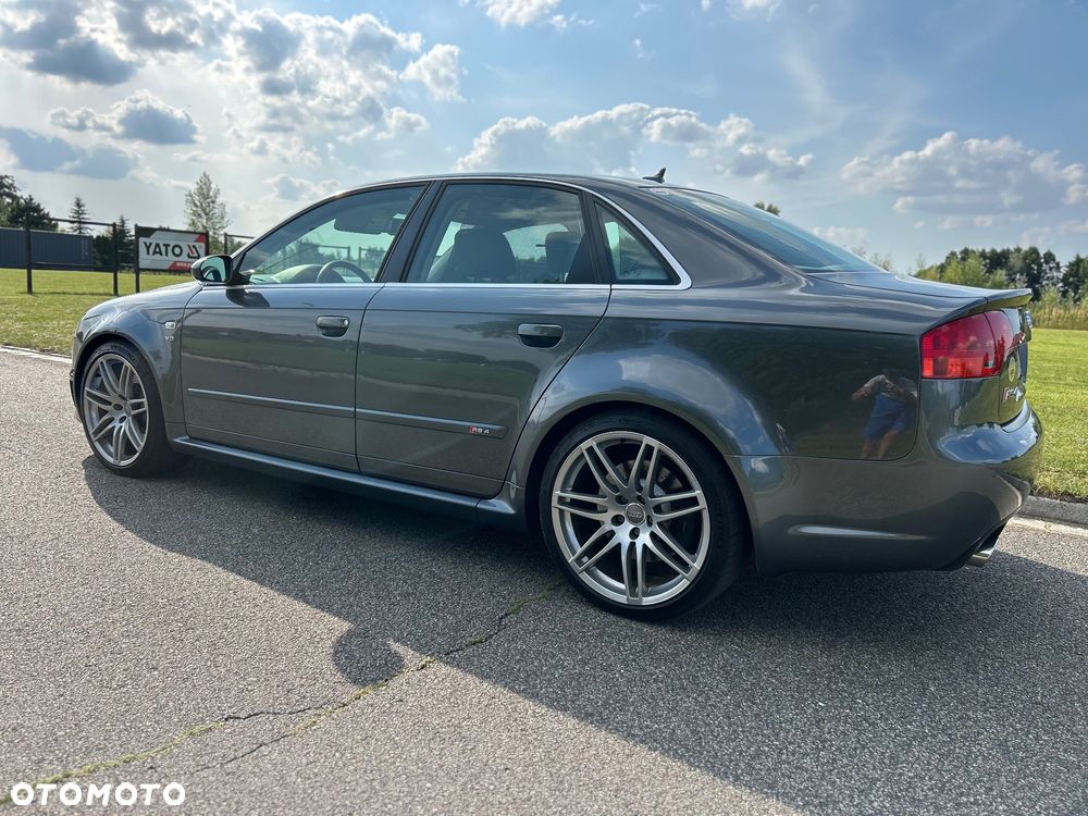 Audi RS4 Limousine - 8